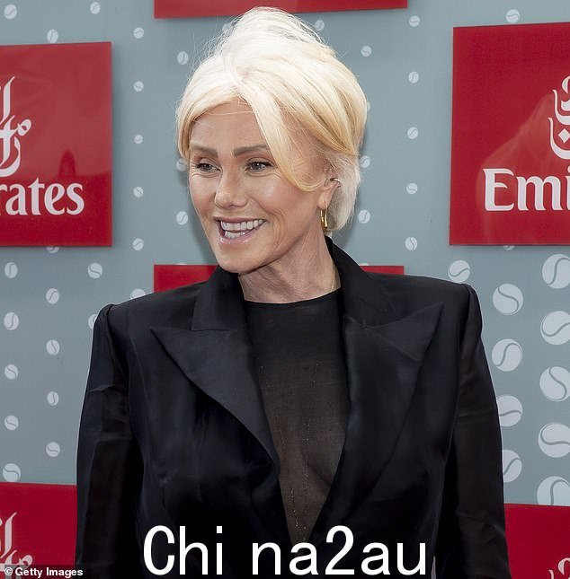 Deborra-Lee 选择了一件透明上衣,在这件上衣下她似乎没有戴胸罩,展示了她的乳沟