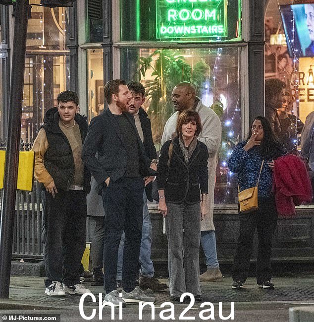 黛安穿着黑色西装外套和褪色灰色牛仔裤看起来很时尚