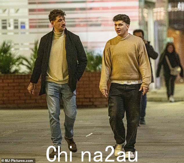 哈利和乔尼由于共同的背景而在城堡中建立了牢固的联系军队
