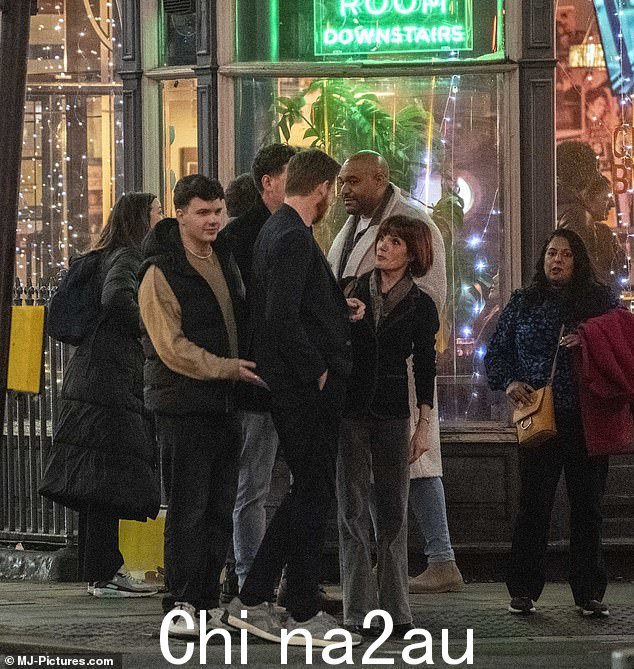 当他们前往酒吧时,黛安看起来已经在指责保罗了