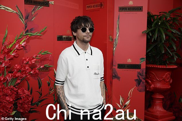 路易斯在进入活动现场时没有露出笑容,并始终戴着他的名牌太阳镜