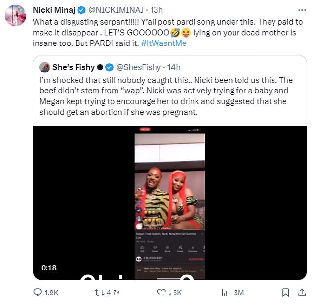 米娜引用转发了那条推文并补充道,‘多么恶心的蛇!!!!!!你们都在下面发布了 pardi 歌曲。他们付钱让它消失。让我们一起去吧,躺在你死去的母亲身上也很疯狂。但帕迪这么说了。 #ItWasntMe,指的是梅根的前男友帕迪森·方丹 (Pardison Fontaine),她在 2020 年至 2023 年期间与她约会
