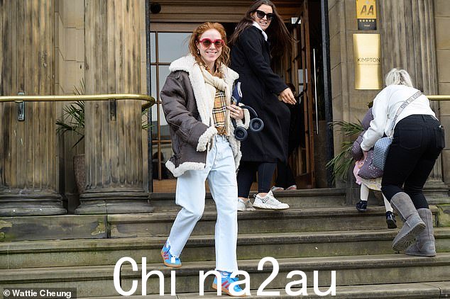Angela Scanlon,40 岁,穿着棕色毛皮边飞行员夹克,搭配白色牛仔布和别致的 Burberry 围巾,看起来轻松时尚