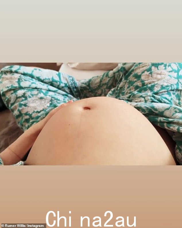 第四张幻灯片也是她怀孕时拍摄的,显示了她揉搓肚子的视频