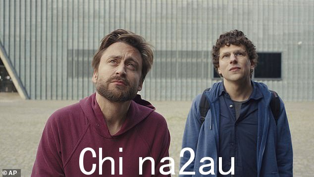 真正的痛苦以两个表兄弟(卡尔金和艾森贝格)为中心,他们在祖母去世后前往波兰,最终参加了大屠杀之旅
