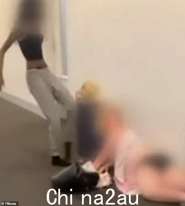 令人作呕的视频显示,青少年暴徒袭击一名残疾妇女(如图)