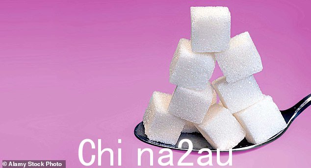 如果您的睡眠已经中断了一段时间,您可能会依赖含糖零食来提高白天的能量水平。但是精加工食品和碳酸饮料会让您的血糖坐过山车,可能会让你陷入失眠的恶性循环。” class=