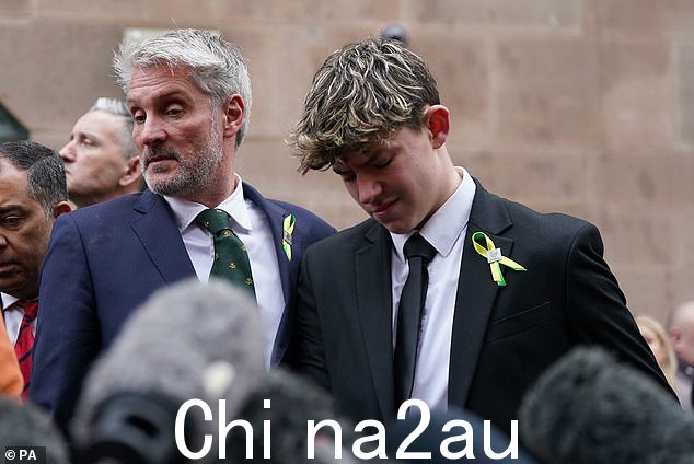 Barnaby 的父亲 David 和兄弟 Charlie 在诺丁汉皇冠法院外