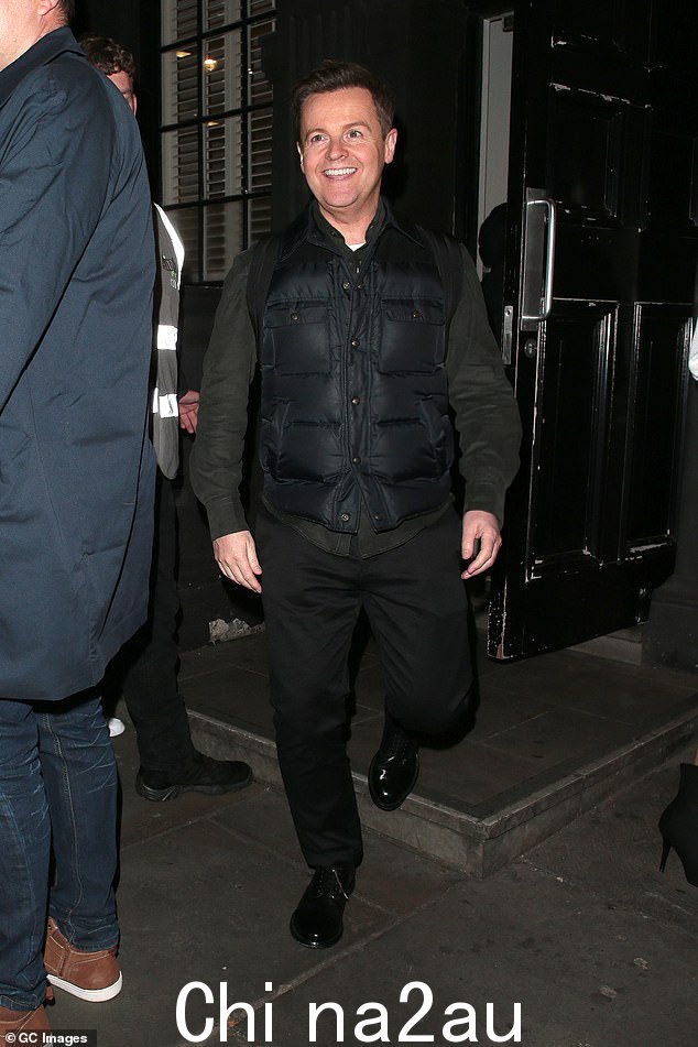 联合主持人 Declan Donnelly 离开会场时看上去精神抖擞