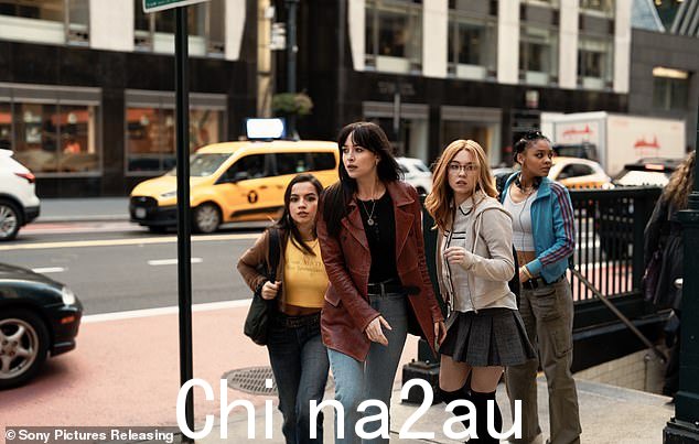 Madame Web - 设定于 2003 年 - 还包括 Isabel Merced(左)、Dakota Johnson(左)、Celeste O'Connor(右)、Tahar Rahim、 Adam Scott、Emma Roberts、Zosia Mamet 和 Mike Epps