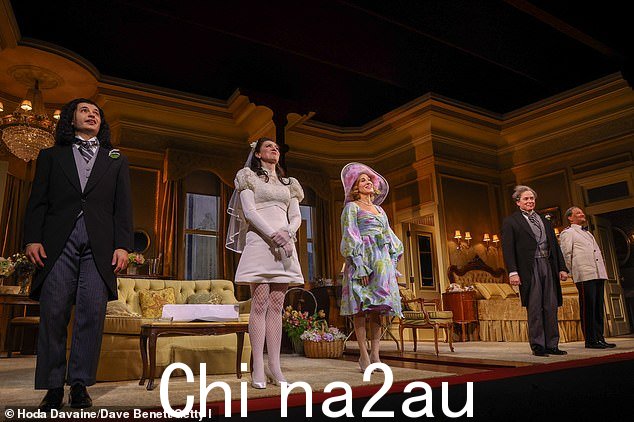 (从左到右)演员 Eric Sirakian、Charlie Oscar、Sarah Jessica Parker、Matthew Broderick 和 Rohit Gokani