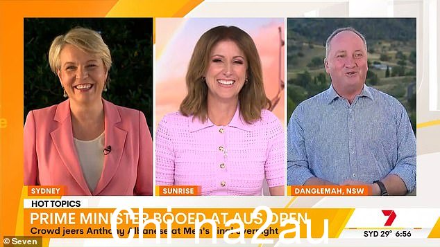 Tanya Plibersek 和 Barnaby Joyce 在接受 Nat Barr 询问时一笑置之