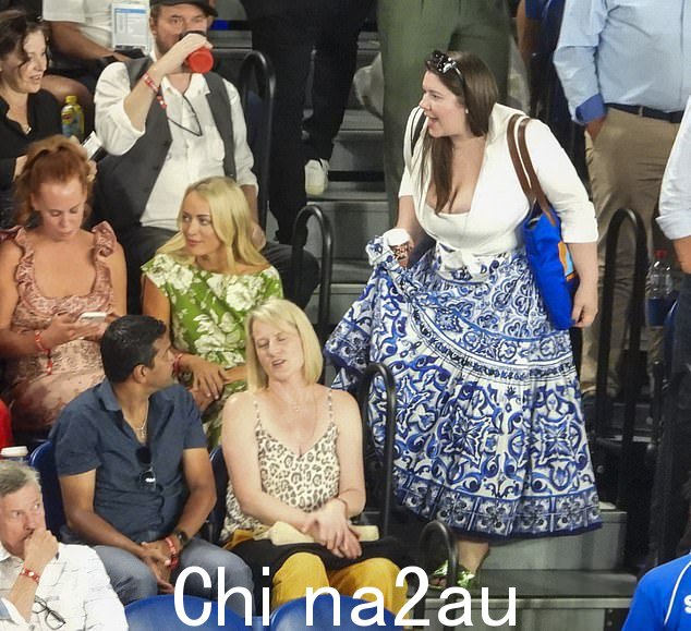 48 岁的电台主持人在比赛前坐在 Gemma 旁边,身着绿色碎花连衣裙,看起来很时尚