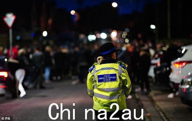 一名警察社区支持人员在布里斯托尔南部现场附近守夜