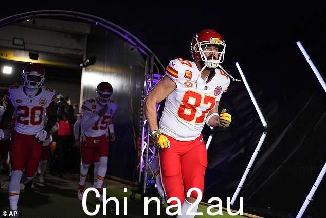 近端锋凯尔斯跑到场上准备周日下午的比赛开始