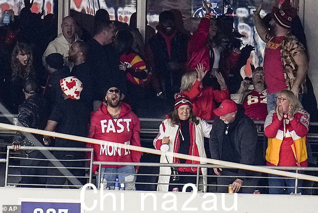 Swift(左)和 Donna Kelce(右)庆祝,Jason Kelce(右上)击掌庆祝
