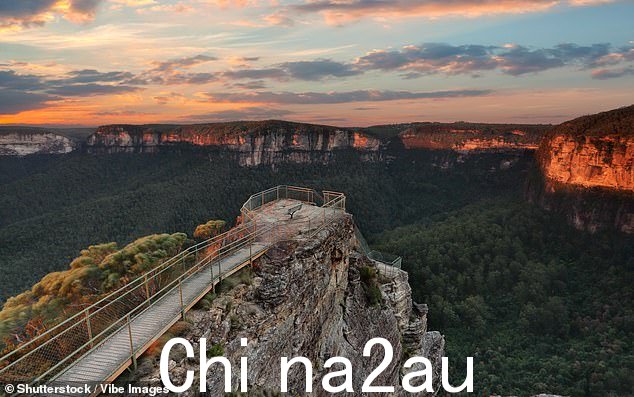 从悉尼开车到靶场大约需要一个小时。上图是圣坛岩观景台上空的清晨天空