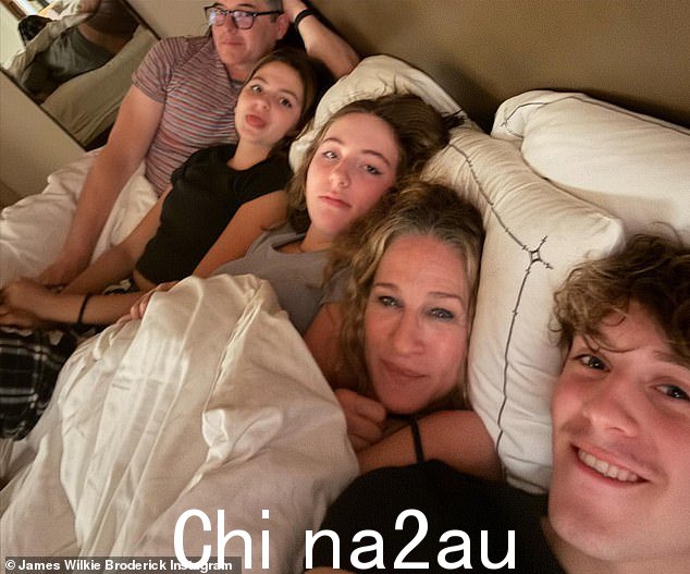 莎拉的儿子自豪地在 Instagram 上分享了整个部落的照片