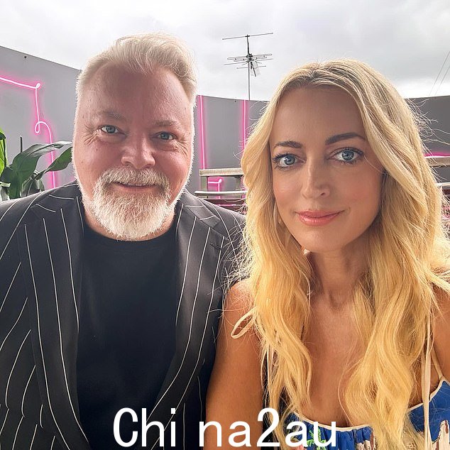 凯尔·桑迪兰兹 (Kyle Sandilands) 和杰基·奥·亨德森 (Jackie 'O' Henderson) 周一给墨尔本一对母女送了免费的泰勒·斯威夫特 (Taylor Swift) 门票,让她们喜极而泣。两人都在照片中