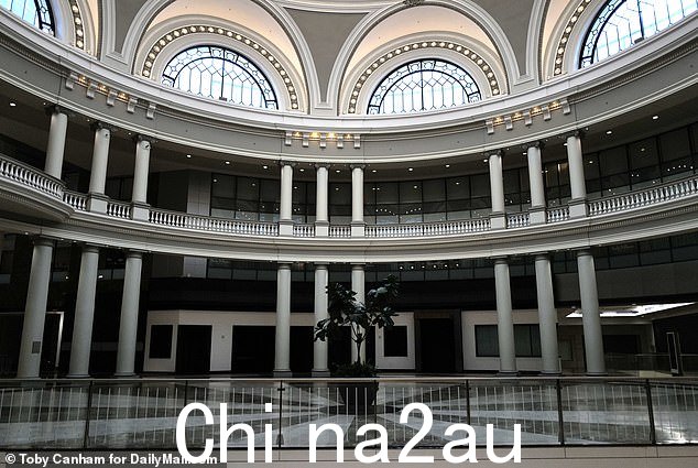 旧金山中心曾经是美国最大的诺德斯特龙 (Nordstrom) 百货公司的所在地,但在企业大量撤离和客流量锐减后,它已成为昔日的空壳