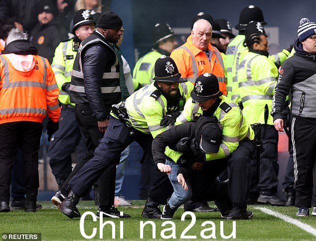 由于暴力冲突给开球初期蒙上了阴影,球迷被警察按倒在地