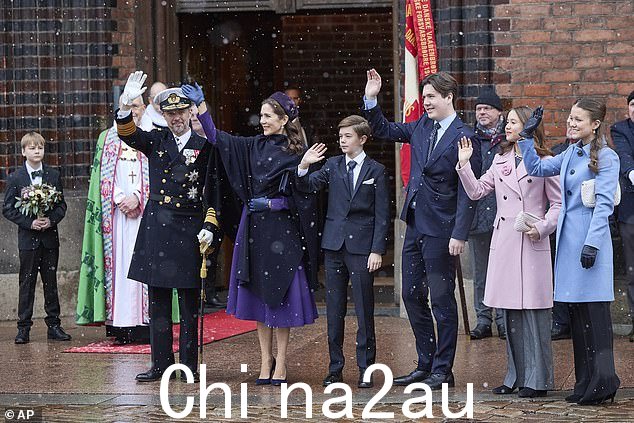 几天后,13 岁的女孩被发现穿着玛丽的另一件旧粉色外套,她 16 岁的姐姐伊莎贝拉也穿着一件二手普拉达夹克。而他们的妈妈则重新穿上了她的旧裙子own