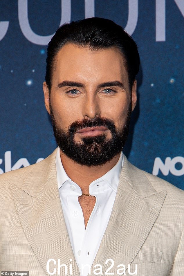 Rylan Clark 公开谈论如何处理网上恐同虐待问题,坚称他没有理由为自己感到羞耻(本月拍摄)