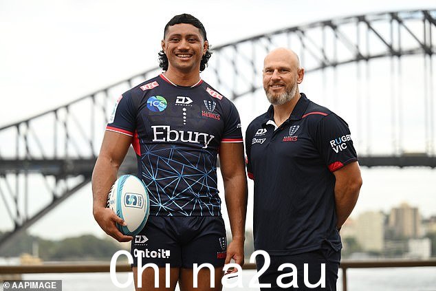 澳大利亚橄榄球协会的决定意味着像队长 Rob Leota(与教练 Kevin Foote 合影)这样的明星在即将到来的赛季后将面临非常不确定的未来