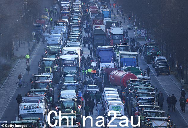 1 月 8 日示威一周的第一天,农民和其他抗议者用拖拉机和其他车辆封锁了柏林的一条主要道路