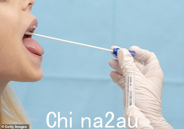 尽管 Covid-19 很容易传播,但 Kucharski 教授说:“由于疫苗接种和疫苗接种,现在人们的免疫力增强了以前没有感染过病毒,因此通常会比 2020 年引起更轻微的疾病。'