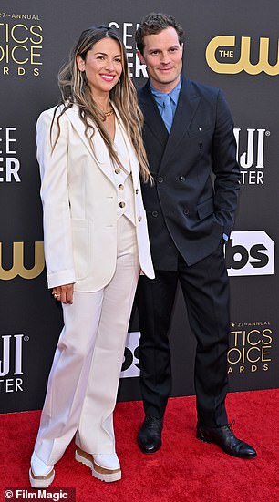 Amelia Warner 和 Jamie Dornan 于 2022 年 3 月 13 日在费尔蒙世纪广场出席第 27 届评论家选择奖。这对夫妇在家庭聚会上相识