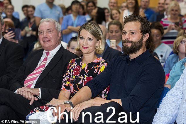 图:2018 年,吉姆·多南 (Jim Dornan) 与女儿杰西卡(中)和儿子杰米(最右)在贝尔法斯特参加胰腺癌慈善活动