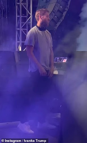 一篇文章展示了 40 岁的 Calvin 向一大群人打碟(如图),而另一篇文章则展示了前白宫顾问与她的朋友们站在一起 - 包括珠宝设计师伊莎贝拉·格鲁特曼(Isabela Grutman)