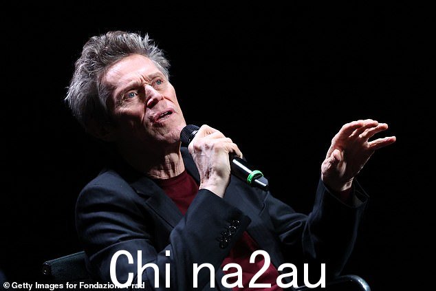 预告片中的男人们对贝拉的古怪行为感到困惑,巴克斯特解释说,自从他让她复活后,她的头部和身体就一直不同步
