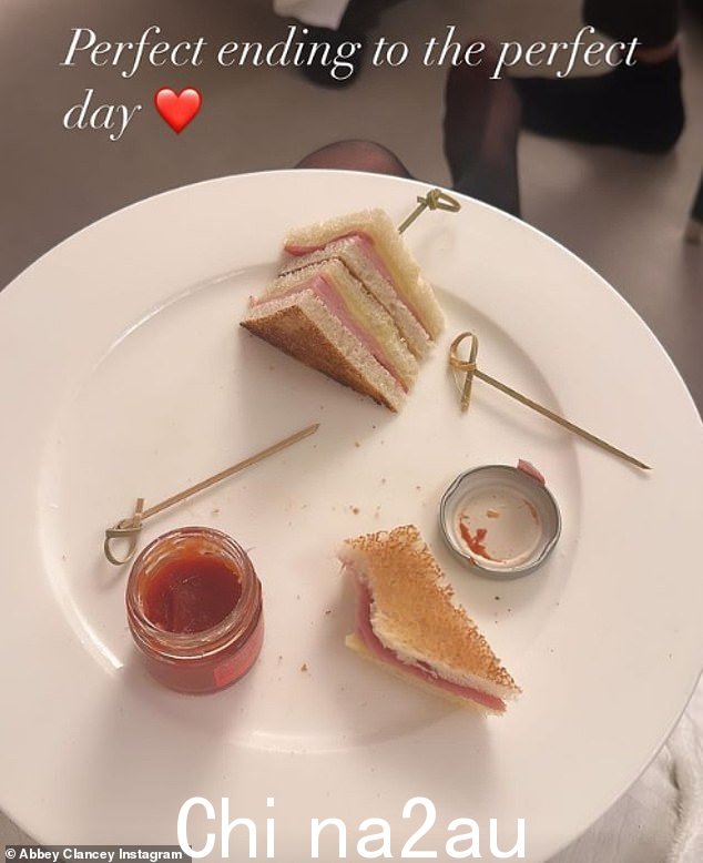 两人以美味的下午茶结束了这一天,Abbey 给她盘子里的剩菜拍了一张照片,并写道:“完美的一天的完美结局”