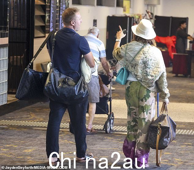 两人在机场漫步时聊天,凯特经常指着他们经过的设计师商店和餐馆