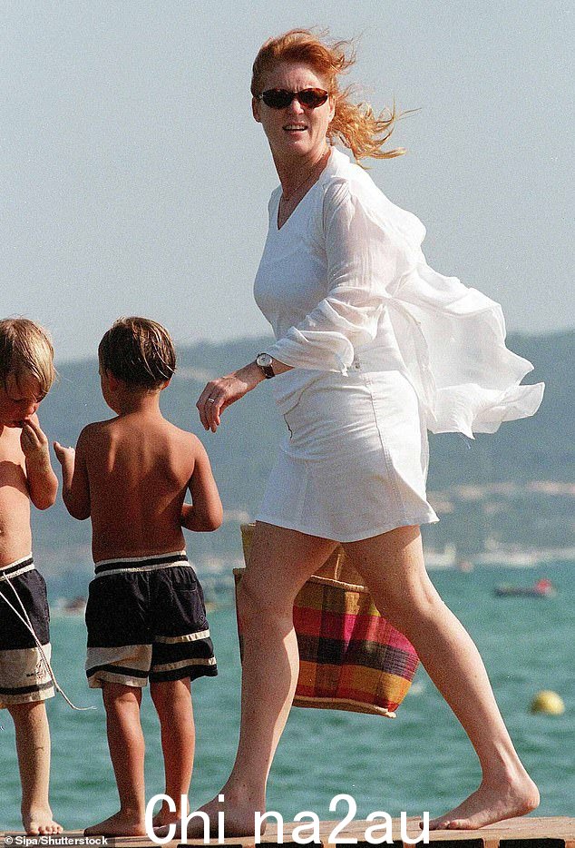 莎拉·弗格森 (Sarah Ferguson) 在暑假之一享受阳光
