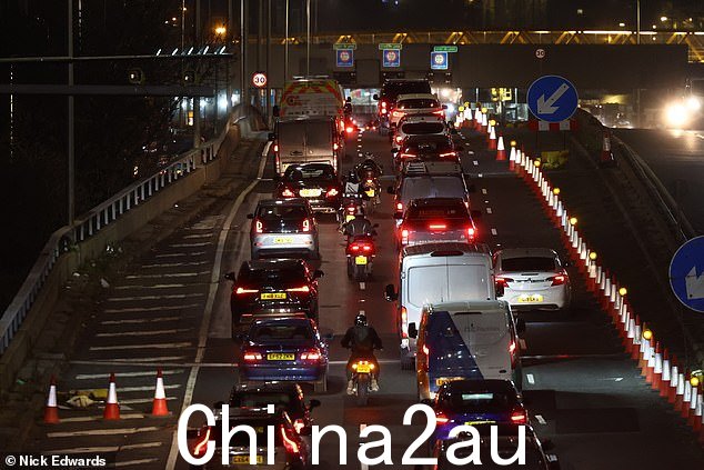今天早上司机们都拥挤不堪,因为他们不得不忍受一场噩梦般的上班旅程