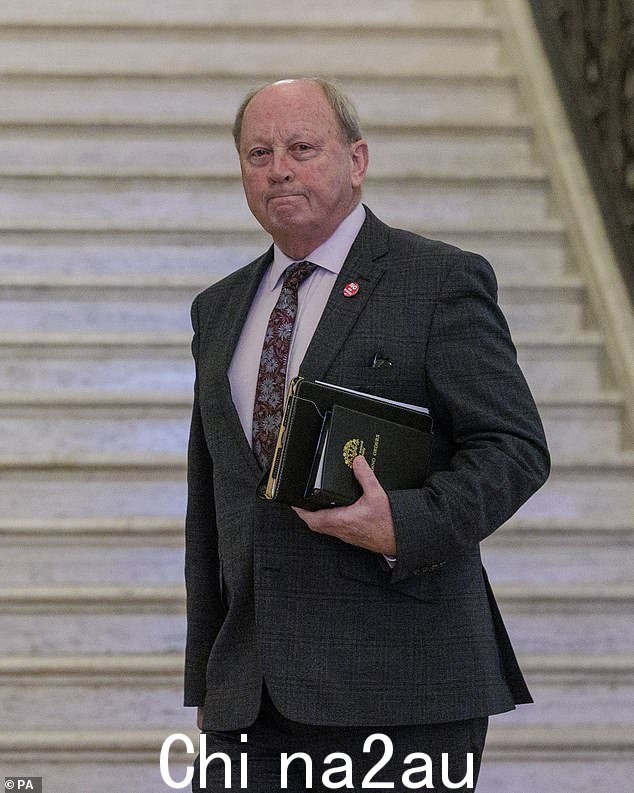 周六,传统统一党之声党领袖吉姆·阿利斯特(Jim Allister)是呼吁民主统一党维持封锁的人士之一,他敦促英国脱欧后贸易安排的反对者立场坚定
