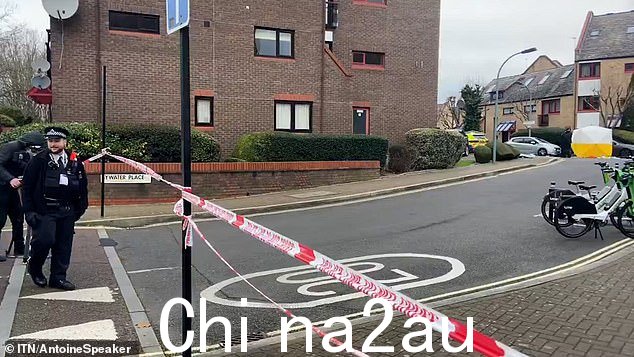 当一名警官向该男子开枪射击后,警方封锁了该区域
