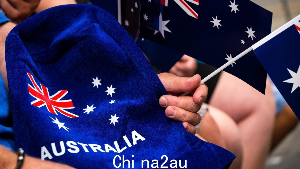 男子因穿着澳大利亚服装被捕入侵日抗议活动附近的旗帜大声疾呼” fetchpriority=