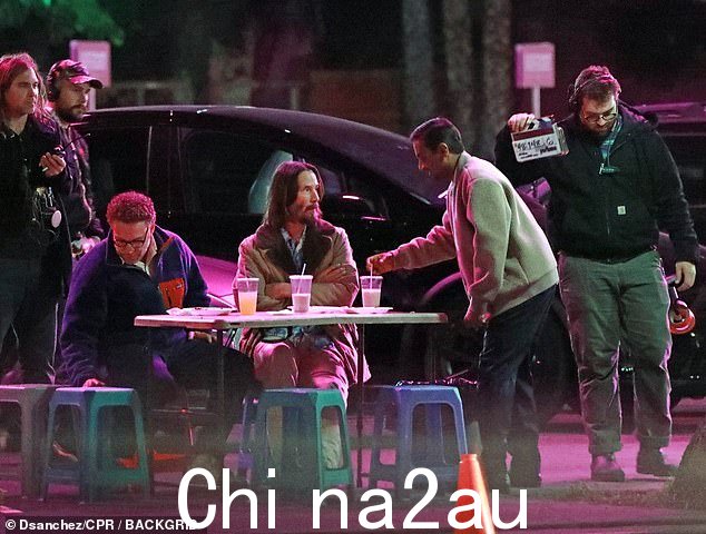 罗根在拍摄电影时在 Polo 衫上穿了一件彩色拉链夹克
