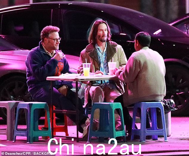 基努·里维斯和塞斯·罗根周一晚上在拍摄即将上映的好莱坞喜剧片《好运》时被发现