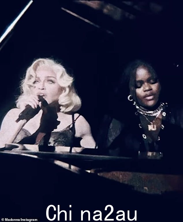在巡演期间，这位七届格莱美奖得主邀请 Mercy 为她 1992 年的歌曲《Bad Girl》进行钢琴伴奏，并带有一点肖邦的风格