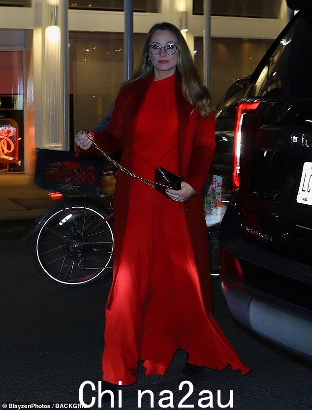 Natalie 身穿精致红色连衣裙搭配配套外套,搭配黑色鳄鱼皮手袋,尽显别致时尚感