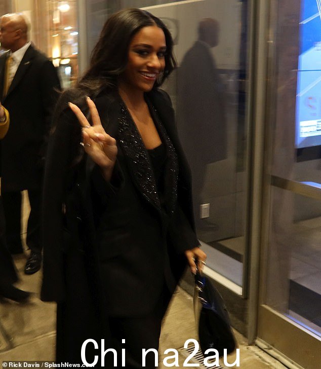 Ariana DeBose 在返回城市时选择了一件有趣的亮片黑色西装外套,而不是配套的外套