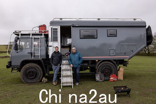 Ben 与 51 岁的离婚父亲 Paul 住在一起,Paul 一边在林肯郡劳斯的工厂做兼职,一边在路上冒险