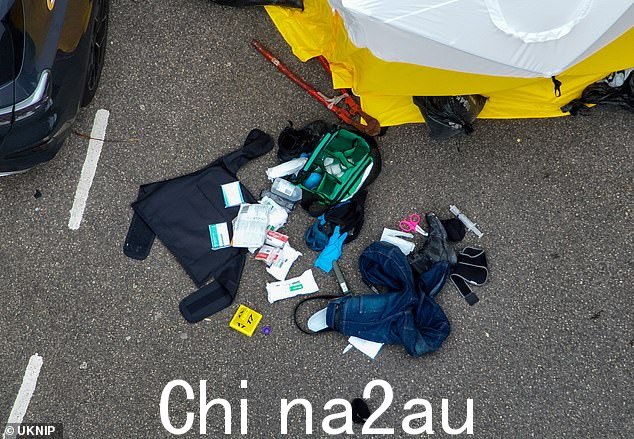 现场照片详细说明了该男子可怕的攻击套件中的物品,其中包括防毒面具和防弹凯夫拉板背心