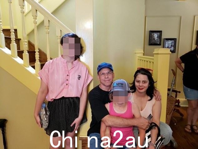 Jennifer(左)与父母 Todd 和 Krista Kolstad 以及她的妹妹合影