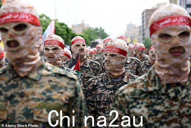 伊斯兰革命卫队 (IRGC) 成员在德黑兰举行的年度亲巴勒斯坦人圣城或耶路撒冷日集会上游行